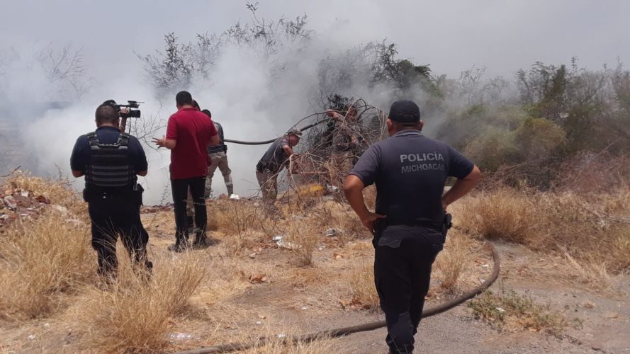 Incendio de maleza y llantas moviliza a PC