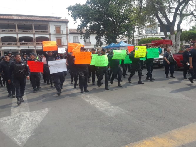 Policias de tierracaliente exigen salida de Godoy Castro de a SSP