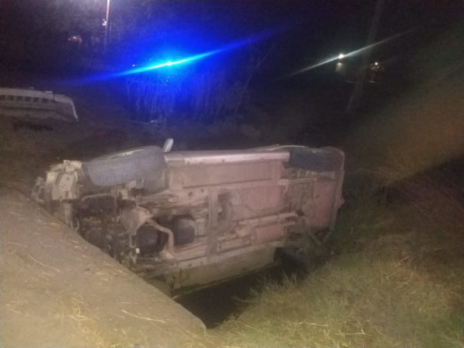 Muere en volcadura