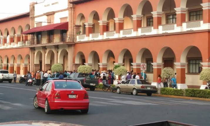 Salen de palacio municpal oficinas estatales, en Apatzingán
