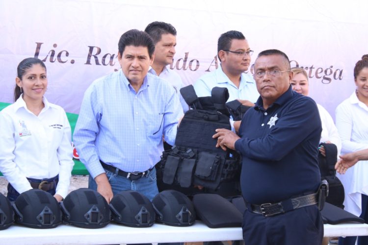 Dotan de equipo táctico a elementos de la DSMP de Múgica