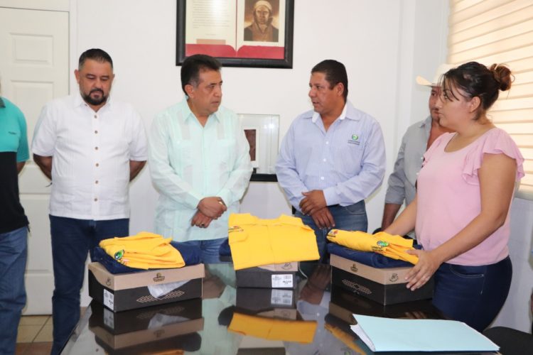 Entrega JLCL uniformes a brigadistas de Cofom
