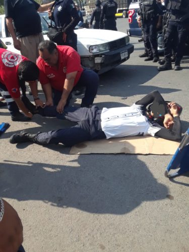 Automovilista impacta agente de tránsito; queda herido leve