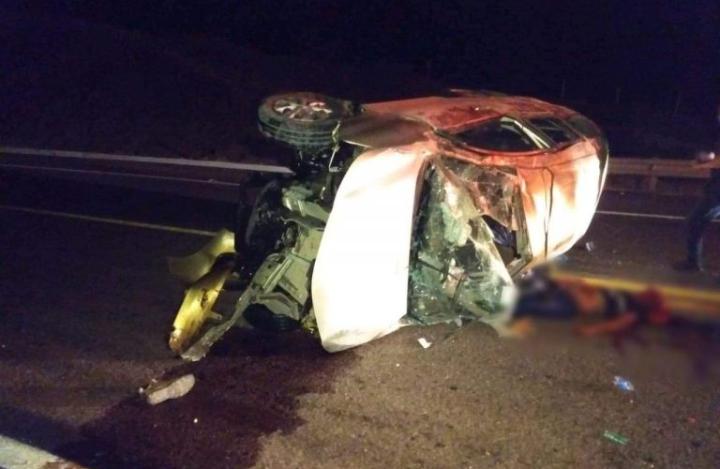 Muere joven en choque y volcadura; hay 8 heridos