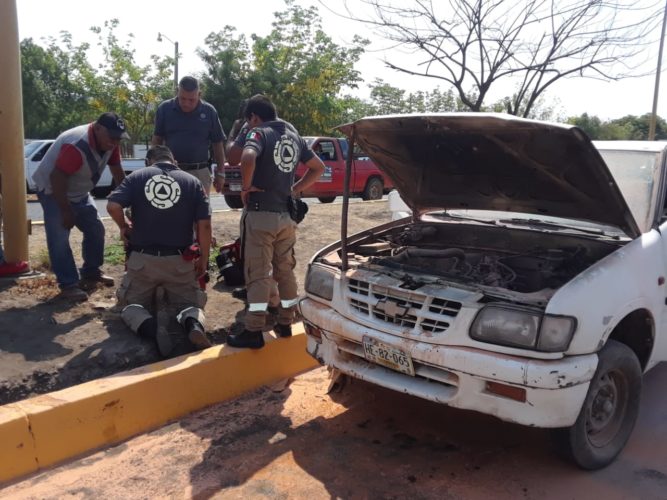 PC rescata a anciana de auto en llamas