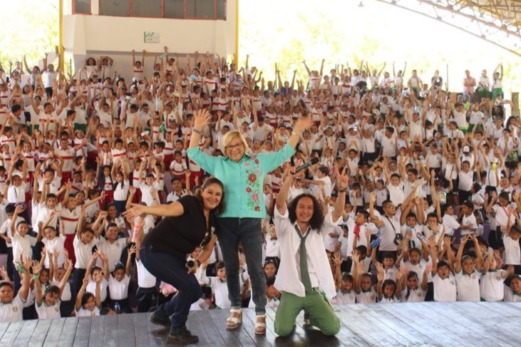 Disfrutan niños la presentación de Michael Navarro
