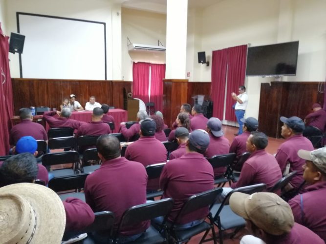 El Necaxista Ángel Sepúlveda imparte charla a trabajadores del Capama