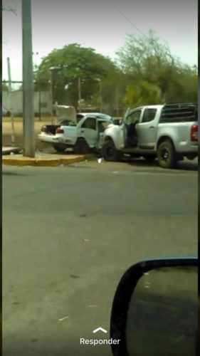 Choque entre taxi y vehículo; daños materiales