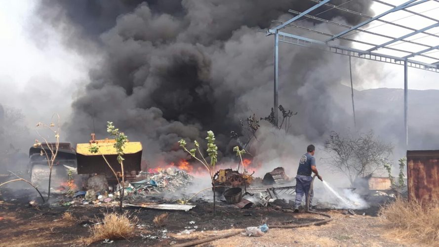 Arde depósito de plástico y chatarra