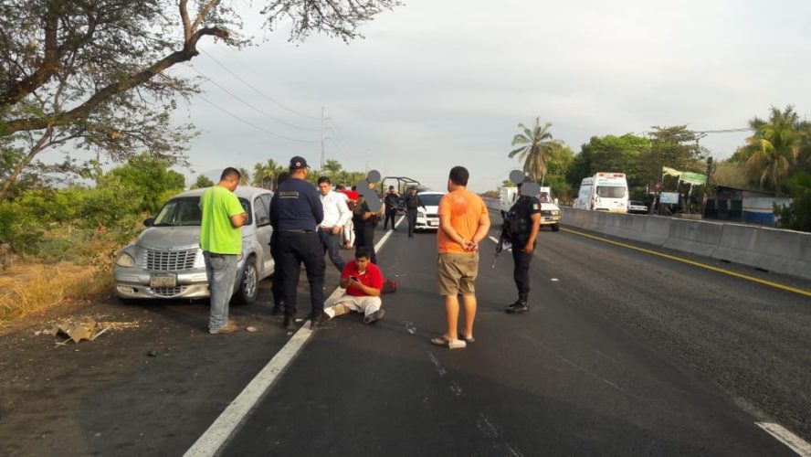 Choque entre moto y vehículo deja dos lesionados