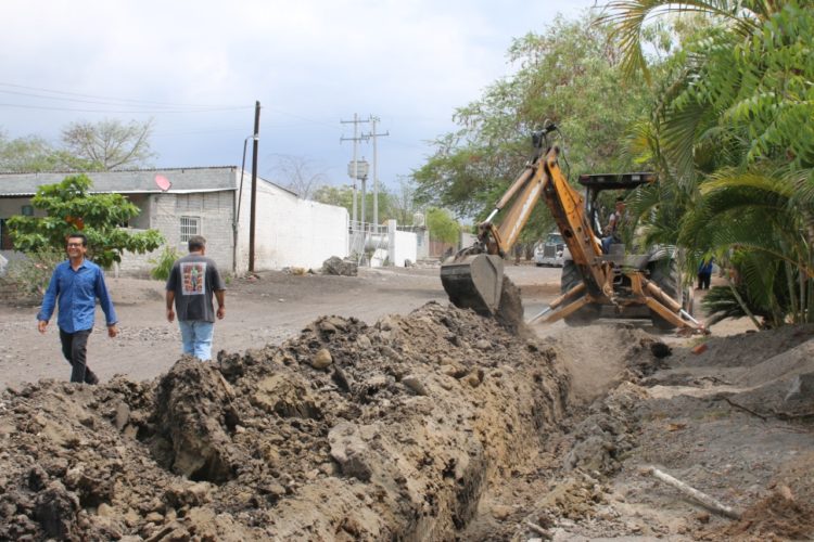 Arreola brinda pronta respuesta a pedidos de habitantes de La Estación