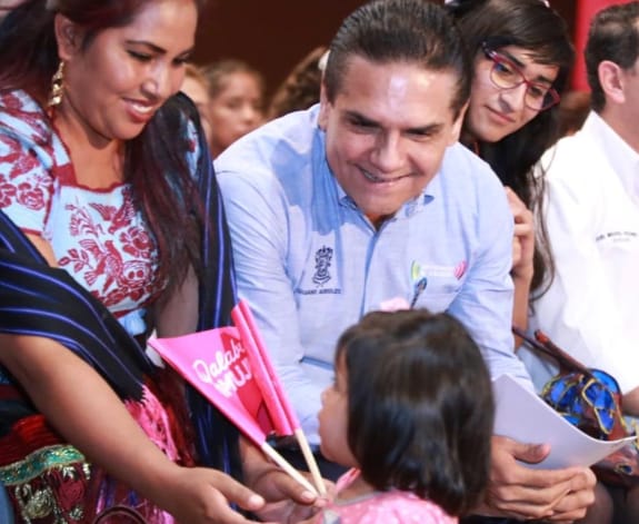 Mujeres son el brazo fuerte de Michoacán: Silvano Aureoles