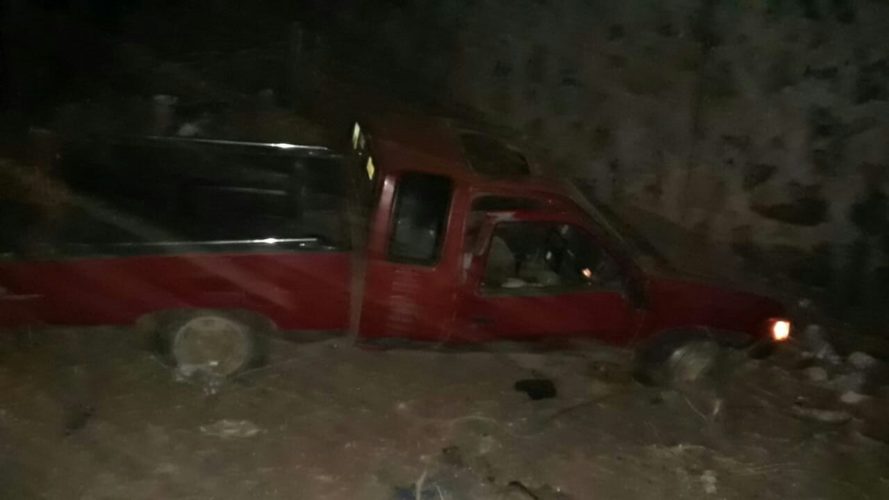 Chocan contra puente y caen a desnivel de 15 metros de altura