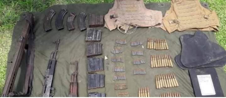 FGE y Sedena aseguran armas en empresa de mensajería de Apatzingán
