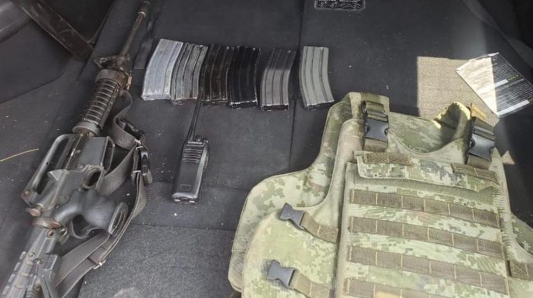 Detienen a un hombre con vehículos y armas en la Huacana