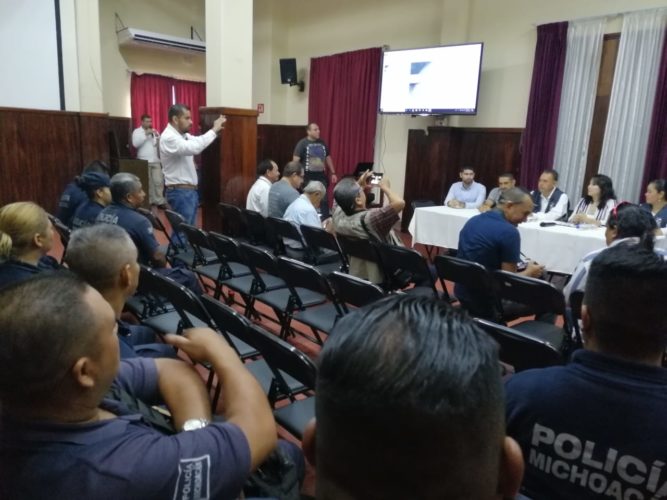Capacitan a policías en materia derechos humanos