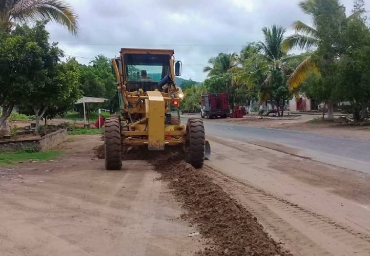 Anuncian arreglo de calles en comunidad de Aguililla