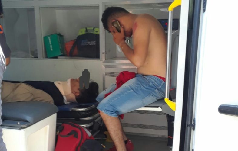 Motociclistas chocan contra una camioneta y resultan heridos