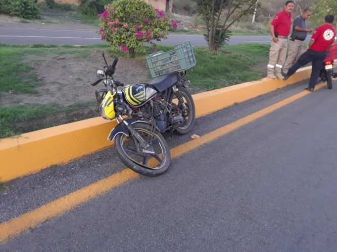 Vehículo impacta a dos jovenes