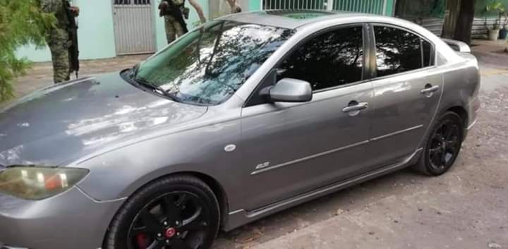 Abandonan automóvil con una pistola