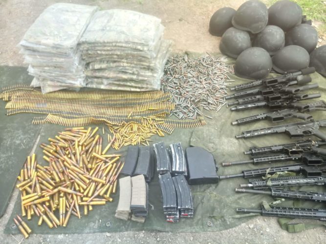 Aseguran narcocampamento con arsenal de armas