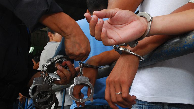Detienen a ladrones de un autobús de transporte público