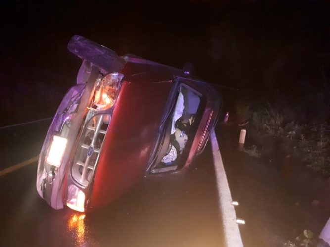 Vuelca auto tras derrapar en asfalto mojado: un herido