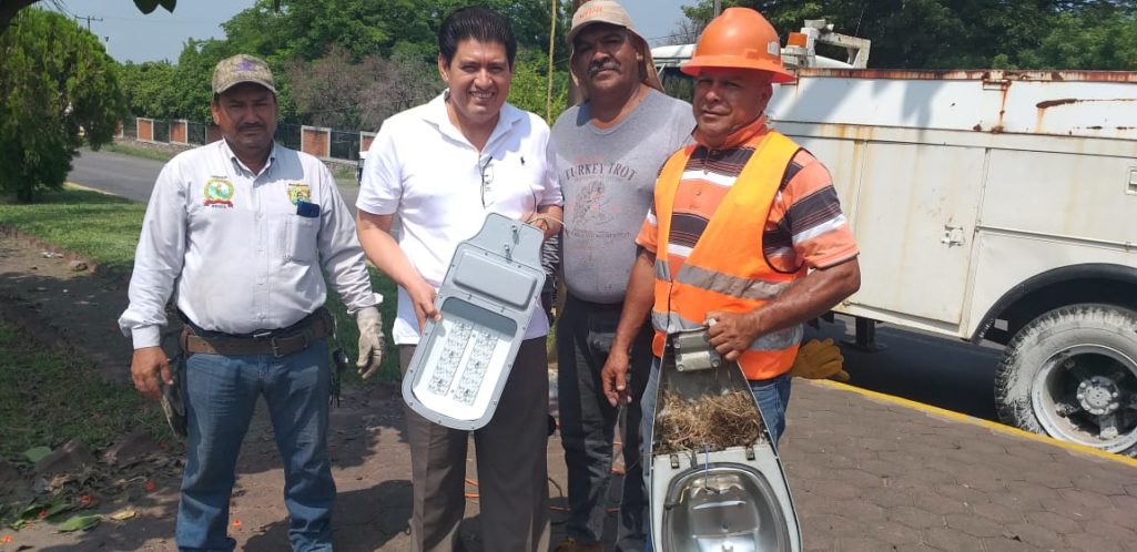 Raymundo Arreola supervisa programa “Múgica se Alumbrará”