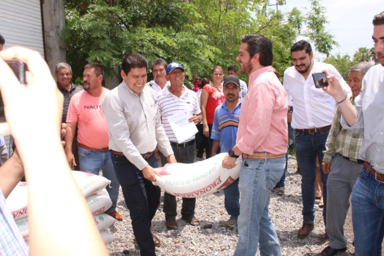 Raymundo Arreola Ortega entrega fertilizante a campesinos de Múgica