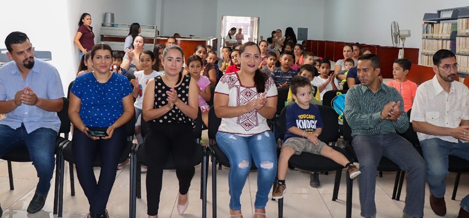 Reconocimiento del DIF a niños de Aguililla