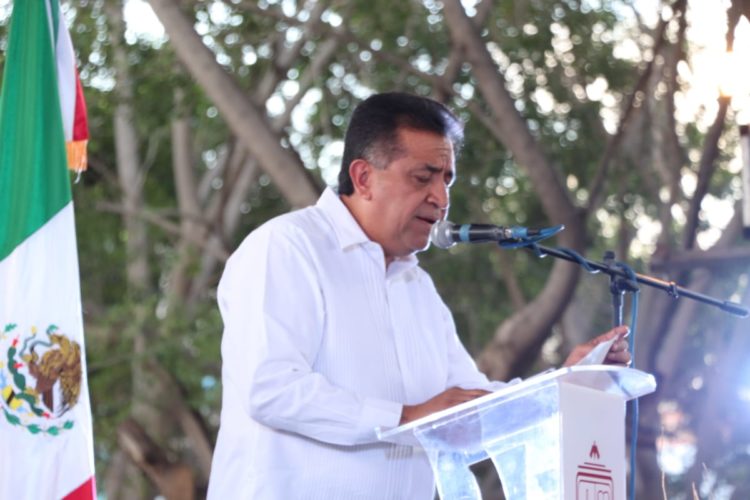 José Luis Cruz, rinde Primer Informe de Gobierno Apatzingán, Mich., a 09 de agosto de 2019.- Con el compromiso de seguir trabajando en beneficio de loss apatziguenses y generar las condiciones para que Apatzingán sea un municipio verde, limpio y seguro, el presidente municipal, José Luis Cruz Lucatero, rindió su Primer Informe de Gobierno, en sesión solmene de cabildo, atestiguada por el secretario de Educación en el Estado, Alberto Frutis Solís y la presencia de autoridades civiles y militares, encargados del orden  y representantes de todos los sectores.  Al rendir cuentas a la población, del primer año de trabajo, el alcalde destacó el eje de seguridad, en el que dijo, se tienen importantes avances, pues actualmente el municipio cuenta con un estado de fuerza de 237 elementos debidamente capacitados y equipados para reaccionar ante diversos sucesos que pudiesen poner en riesgo la integridad física de la población.  En ese sentido agradeció al plan estratégico de seguridad, implementado por el gobernador del Estado, Silvano Aureoles Conejo, que ha permitido generar las condiciones para que la ciudadanía viva en armonía y se sienta protegida en su persona y en sus bienes.  Agregó que se promueve el programa de iluminación emergente del municipio, como una acción de prevención del delito, con lo que se han sustituido luminarias de vapor de sodio por tecnología led, como se aprecia en el boulevard 5 de mayo y que gradualmente se extenderá a otras vialidades, además de que se tiene iluminado casi el 80 por ciento del municipio, como se acredita con el censo de luminarias encendidas que se levanta en compañía de la CFE. El edil, informó también lo referente a las actividades que se han realizado, para preservar el medio ambiente, tales como la reforestación en varios puntos de la ciudad y la recuperación de los sistemas de irrigación, con la finalidad de lograr un Apatzingán verde.  También, Cruz Lucatero, destacó la disminución de la deuda pública en un 4 por ciento, pues de haber sido recibida en 103 millones de pesos, actualmente se encuentra en 99 millones, “esto habla de que la política de austeridad implementada al inicio de la administración está dando resultados”. Cabe destacar que el informe fue contestado por los regidores Blanca Azucena Álvarez Chávez, del PT; David Huerta Plancarte, del PRI; Alejandro Contreras Murillo, del PRD y Juan Moreno Gil, de Morena.