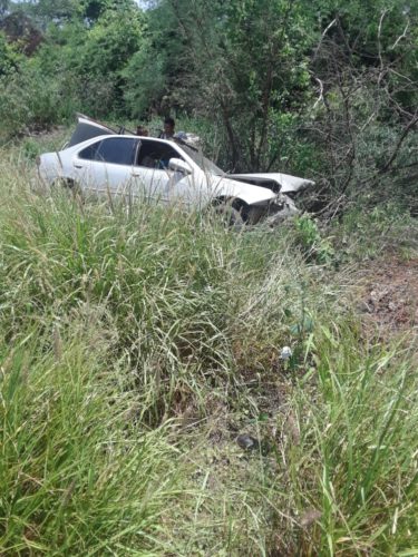 Vuelca auto y lo dejan abandonado