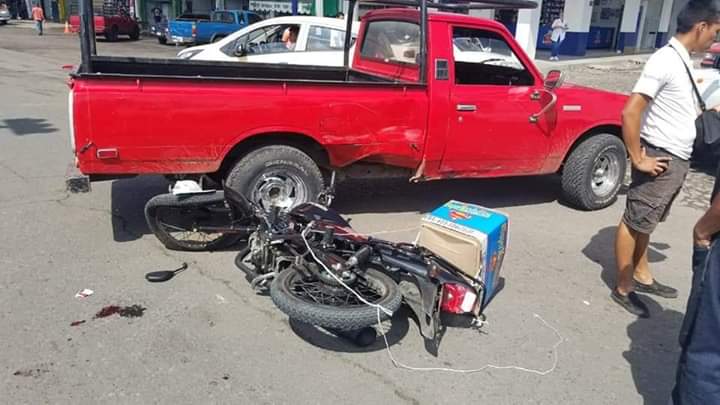 Choque entre motocicleta y automóvil deja un lesionado