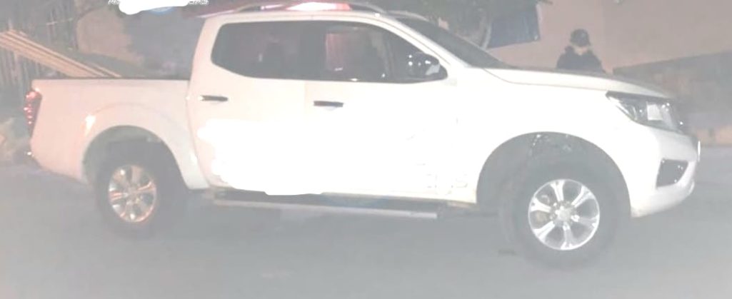 Aseguran vehículo robado y arma de fuego, en Múgica  