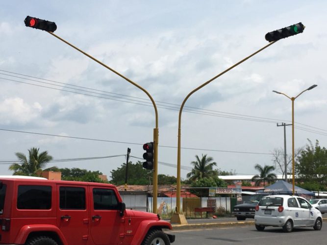 Ponen en operación semáforo en Av. Lázaro Cárdenas, de Nueva Italia