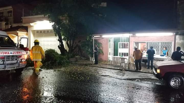 Tromba azota Nueva Italia; sólo deja daños materiales