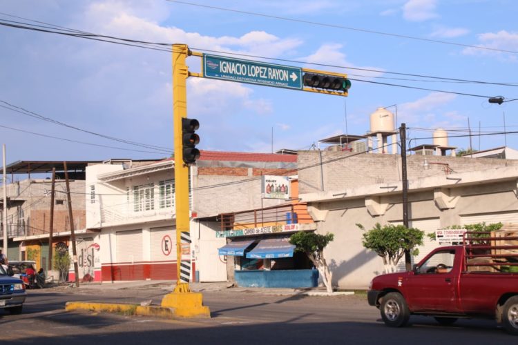 Opera nuevo semáforo en Av. LC de Nueva Italia