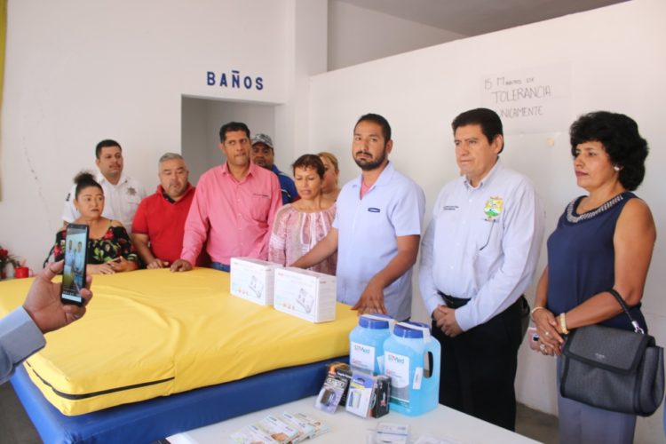 Raymundo Arreola entrega material a la UBR de Múgica