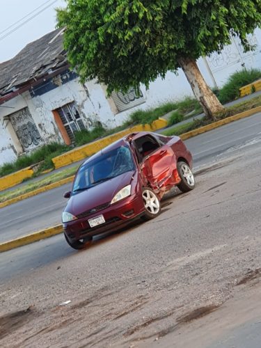 Choque arroja una herida y daños materiales