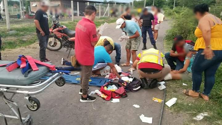 Cae pareja de motocicleta