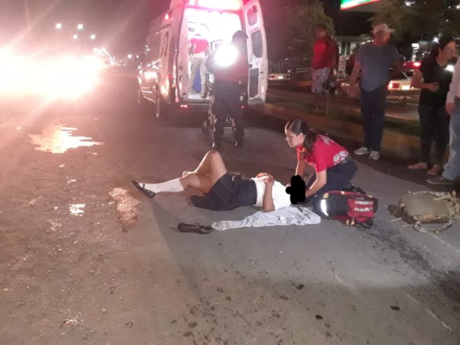 Motociclista atropella a estudiante