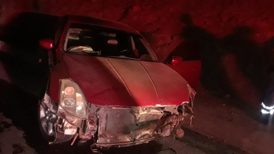 Vehiculo choca contra la guarnición