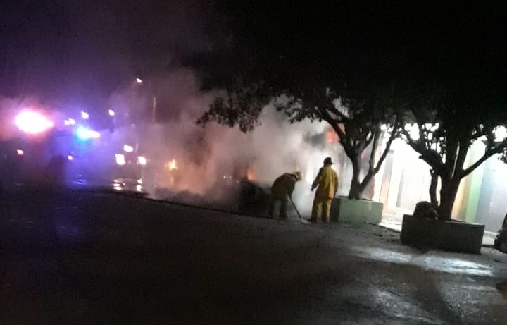Por falla mecánica se incendia vehículo