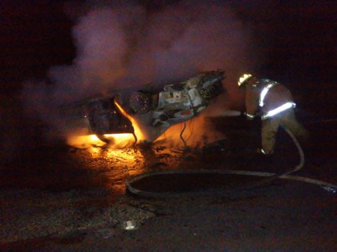 Vuelca vehículo y se incendia