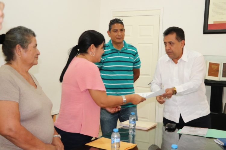 JLCL entrega créditos a pequeños empresarios