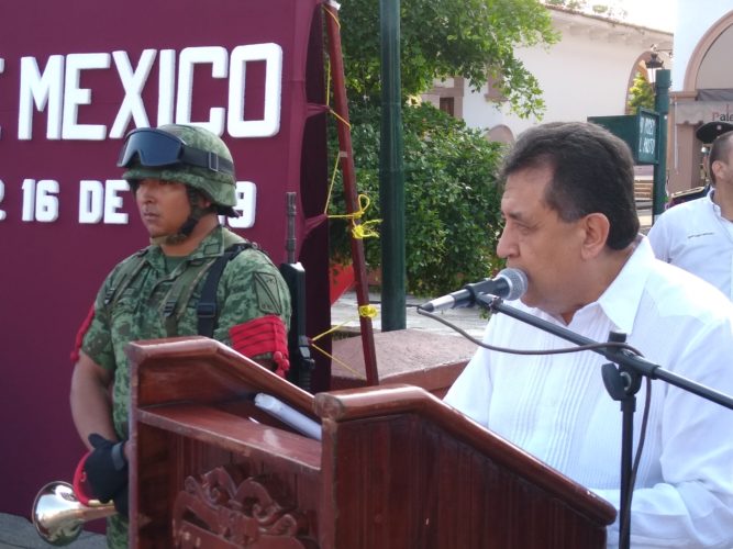 Llama JLCL a la suma de esfuerzos para hacer resurgir el país
