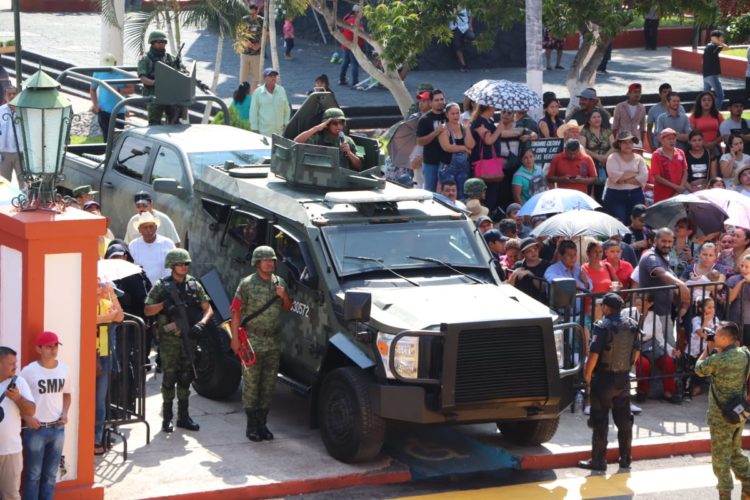 Nueve mil desfilaron  en Apatzingán