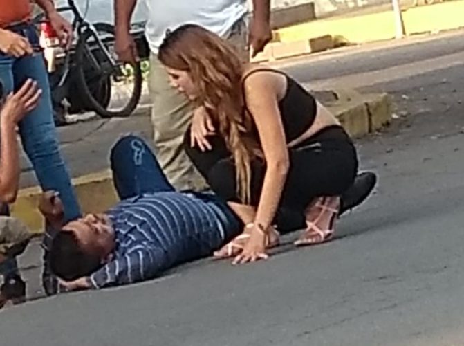 Choque entre moto y auto un lesionado