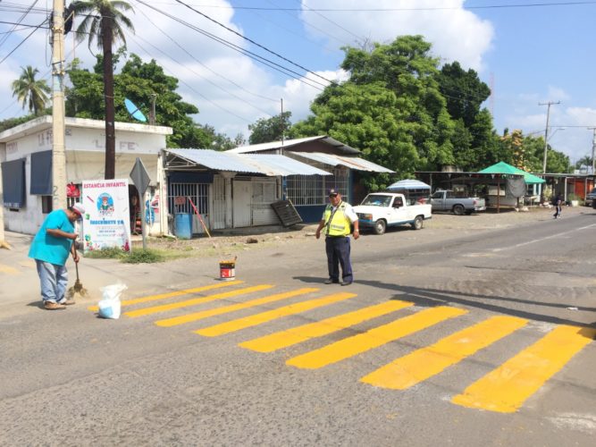Raymundo Arreola anuncia que se retoman trabajos de balizamiento en avenida de Nueva Italia