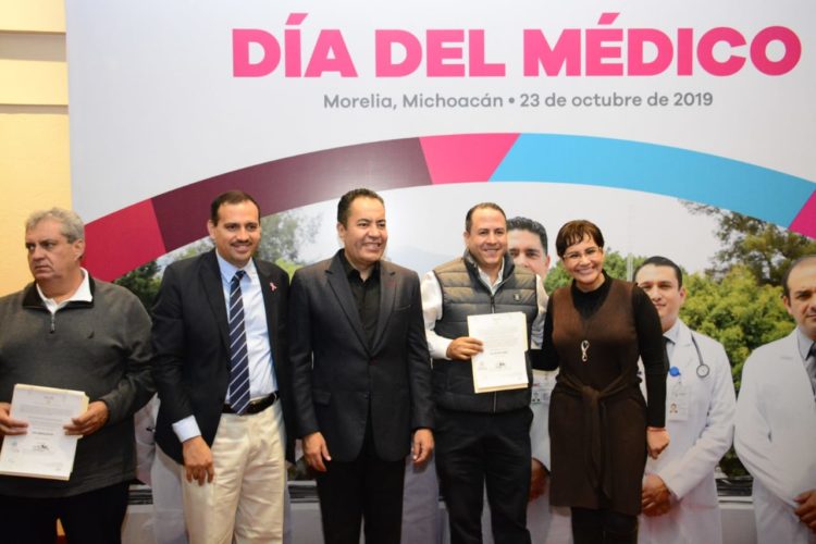Reconoce Gobierno de Michoacán dedicación y entrega de médicos, en su día